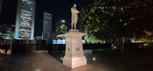 Tour a Pie de 3.5 Horas: Comida callejera, Marina Bay y espectáculo de luces en Gardens - Image 3